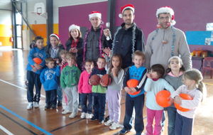 Dernier entrainement des babys avant Noël.

exercice d'adresse qui a permis à chaque équipe de décorer les sapins de Noël (et comme nous n'avions pas d'arbre !!!)
vous pouvez voter pour le plus beau sapin de Noël 2012 de BNB !!!!
 
