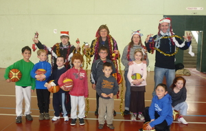 voici une photo du dernier entrainement des babys avant Noël.
Cet exercice d'adresse a permis à chaque équipe de décorer les sapins de Noël (et comme nous n'avions pas d'arbre !!!)
vous pouvez voter pour le plus beau sapin de Noël 2012 de BNB !!!!
 
